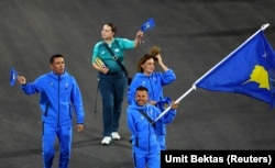 Grevist Bytyqi duke parakaluar në ceremoninë hapëse të Olimpiadës Paralimpike.