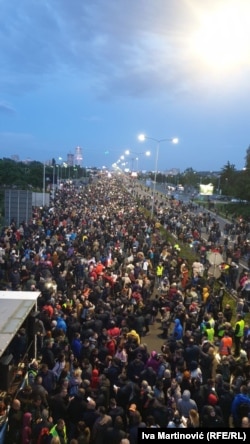 Protestuesit e mbledhur në autostradën e Beogradit, në mënyrë simbolike ndezën dritat në celularët e tyre.