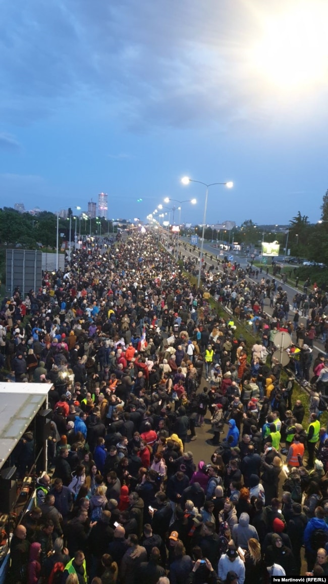Protestuesit e mbledhur në autostradën e Beogradit, në mënyrë simbolike ndezën dritat në celularët e tyre.
