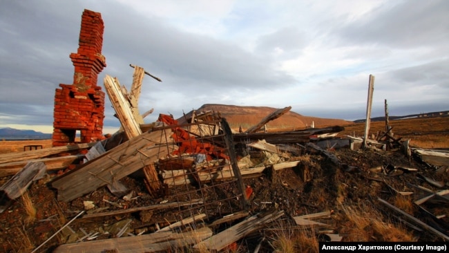 I resti di uno dei campi, a circa 15 chilometri da Norilsk, dove i prigionieri vivevano e morivano mentre estraevano siltite.  È stato fatto saltare in aria quando il campo è stato chiuso.