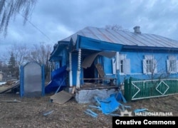 Будинок, пошкоджений російським обстрілом. Чернігівщина