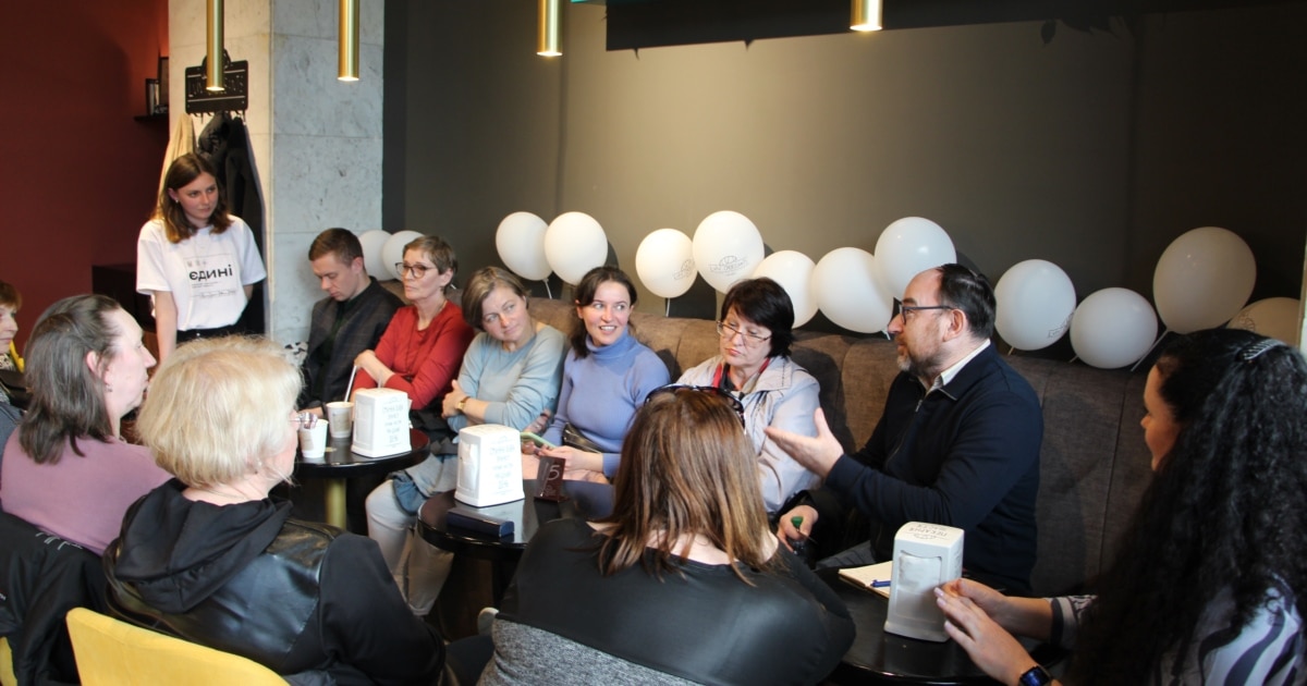 Интернетте тізерлеп отырып минет жасау Орыстың жігіттері нигериялық әйелді сиқырлайды