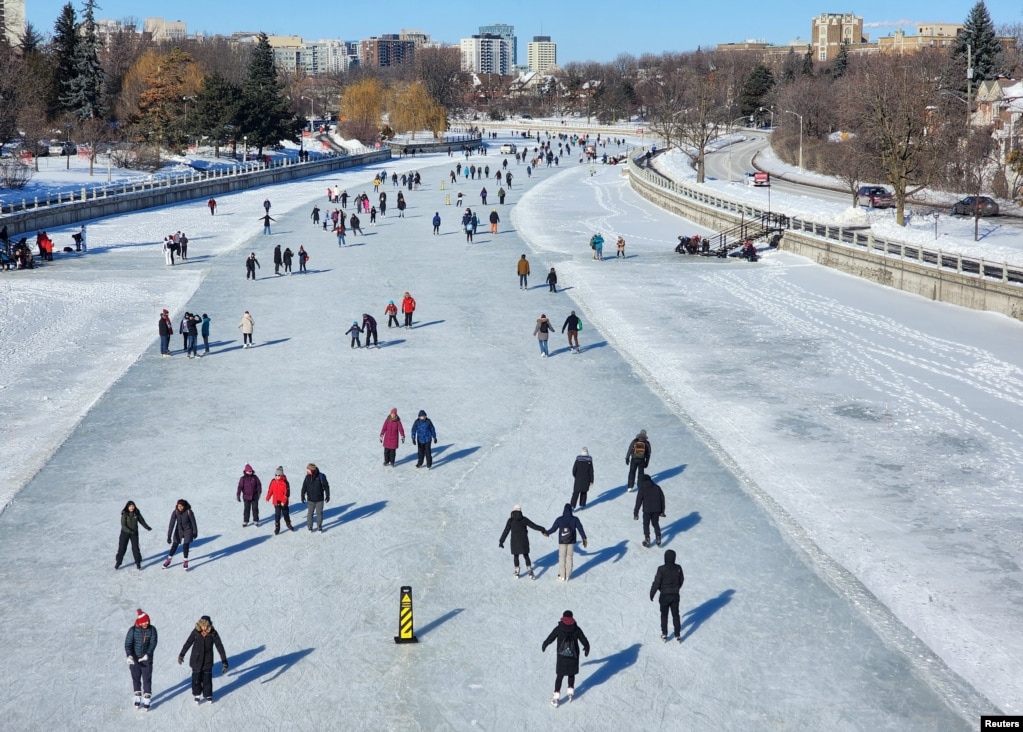 Kanali Rido, i gjatë&nbsp;7.8 kilometra, sheshi më i madh natyror në botë i patinazhit, është rihapur për patinazh për herë të parë pas dy vjetësh, në Otava, Ontario, Kanada, 21 janar 2024.&nbsp;