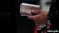 Një qytetar duke mbajtur në dorë një pasaportë të Republikës së Kosovës. Fotografi nga arkivi.