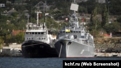 Рятувальний буксир «Кременець» (ліворуч) та фрегат «Гетьман Сагайдачний» Військово-Морських Сил України у Севастополі. Крим, вересень 2010 року