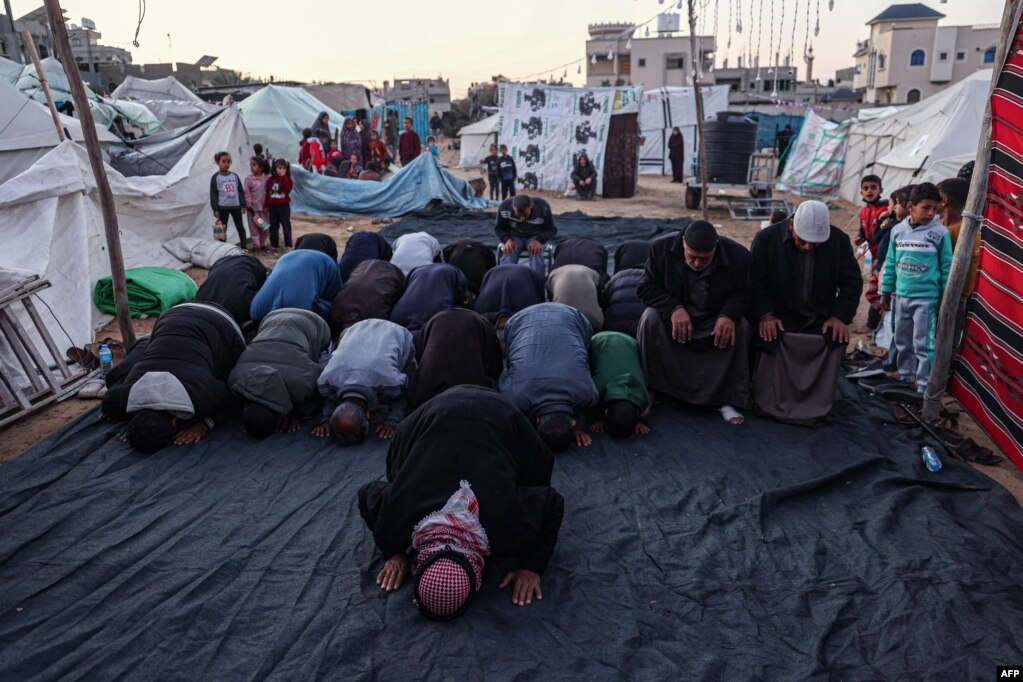 Nakon okupljanja vjernika slijedi zajednička molitva, Rafah, 11. marta.