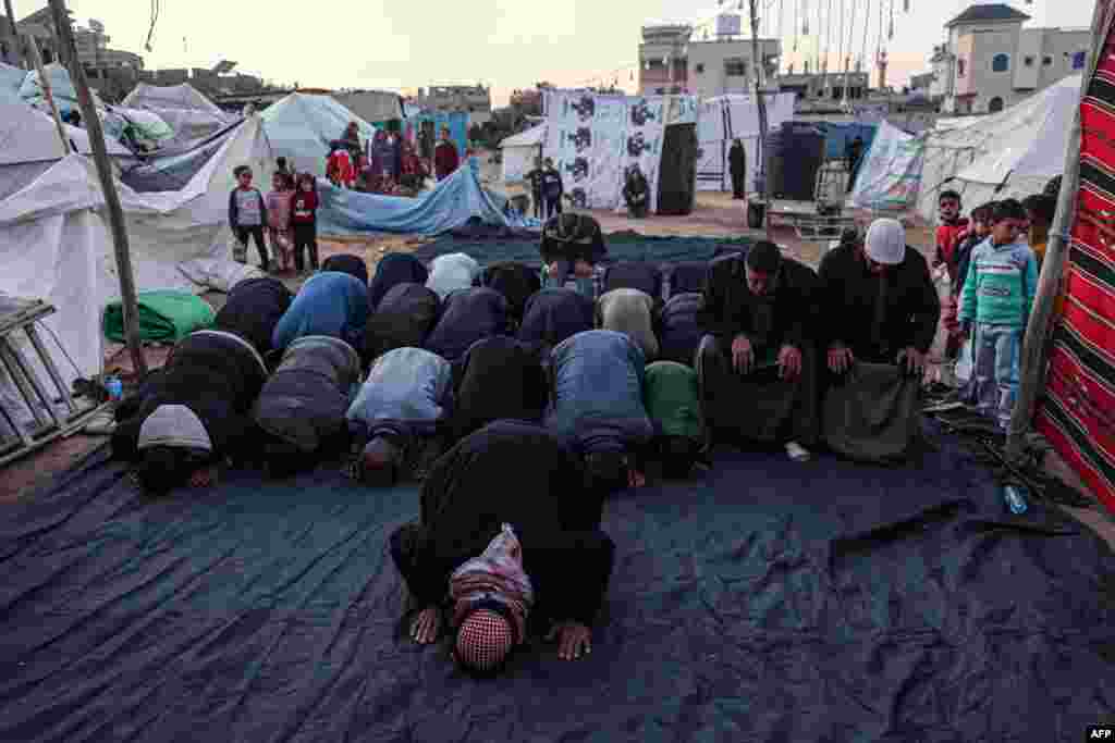 Pas mbledhjes së besimtarëve, pason lutja e përbashkët. Kampi i të zhvendosurve n Rafah.