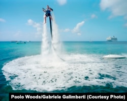 Співробітник Jetpack Cayman займається водним спортом біля узбережжя Кайманових островів. Майк Таласінос, власник компанії, зазначає: «Реактивний ранець перебуває у невагомості. На Кайманах – нульові податки. Ми – у правильному місці!»