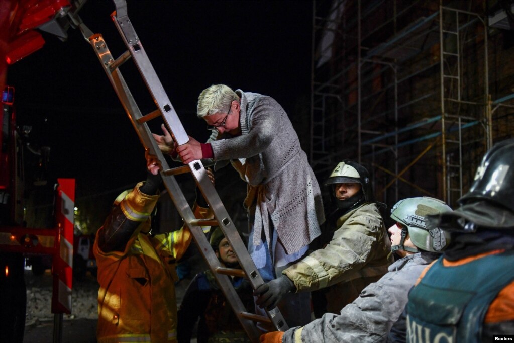 Un uomo è stato evacuato dal suo appartamento con l'utilizzo di un'autoscala in seguito a un bombardamento avvenuto in serata.  Pushilin ha anche scritto che 11 persone sono rimaste ferite durante il bombardamento. 