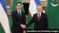 Türkmenistanyň prezidenti Serdar Berdimuhamedow (çepde) we Özbegistanyň prezidenti Şawkat Mirziýoýew. Daşkent, 9-njy noýabr