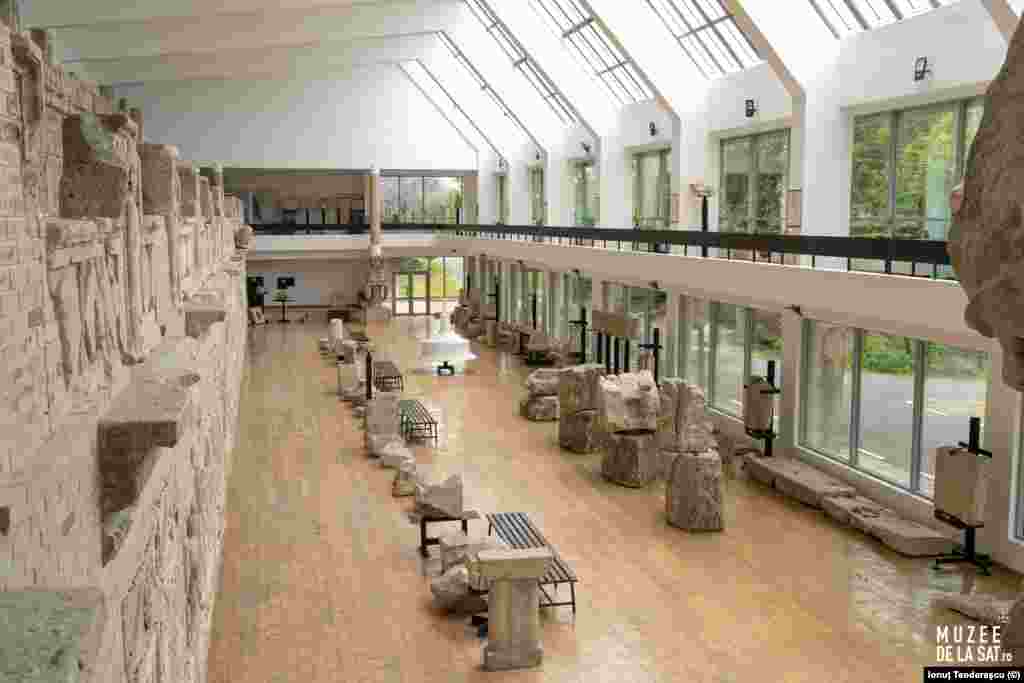 Muzeul &bdquo;Tropaeum Traiani&rdquo; a fost deschis în anul 1977. Aici sunt expuse&nbsp;vestigii din cetatea romană &bdquo;Tropaeum Traiani&rdquo;, metopele originale ce ilustrează scene de luptă, piese din ceramică, podoabe și alte elemente de sculptură.&nbsp; &nbsp;