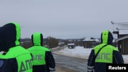Російські правоохоронці блокують дорогу біля місця падіння військово-транспортного літака, 24 січня 2024 року