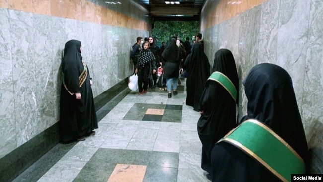 Tehran metrosunda hicab nəzarətçiləri.