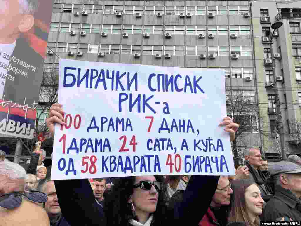 &#39;Birački spisak RIK-a: 100 drama 7 dana, 1 drama 24 sata, a kuća od 58 kvadrata 40 birača&#39; - piše na jednom od protestnih plakata.&nbsp;Beograd, 30. decembar 2023.