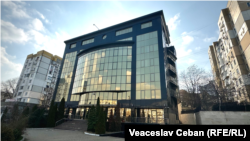 Clădirea Global Buisness Center, din care Plahotniuc își gestiona afacerile, a rămas sub sechestru, potrivit deciziei Judecătoriei Buiucani.