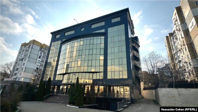 Clădirea Global Business Center din Chișinău - o proprietate a lui Plahotniuc, astăzi sub sechestru, care ar fi fost cedată de oligarh pentru un iaht
