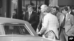 Agentul Serviciului Secret și președintele SUA, Gerald Ford, după atac - 22 septembrie 1975.