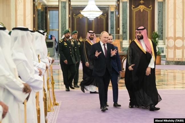 Президент РФ Владимир Путин и наследный принц, председатель Совета министров Саудовской Аравии Мухаммед ибн Салман Аль Сауд. Эр-Рияд, 6 декабря 2023 года
