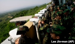 Južnokorejski vojnici gledaju sjevernokorejsku stranu dvogledom na Dora Observation Post u DMZ, 27. maj 2009.