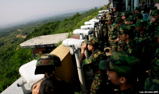 Ushtarët jug-koreanë duke vështruar anën veri-koreane në pikën e vështrimit "Dora", në zonën e çmilitarizuar, pranë fshatit kufitar Panmunjom.