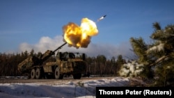 Самоходная гаубица Archer шведского производства 45-й отдельной артиллерийской бригады ВСУ ведет огонь по позициям армии РФ в Донецкой области, 16 декабря 2023 года