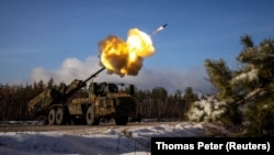 Самохідна гаубиця Archer шведського виробництва 45-ї окремої артилерійської бригади ЗСУ веде вогонь по позиціях армії РФ на Донеччині, 16 грудня 2023 року, фото ілюстративне
