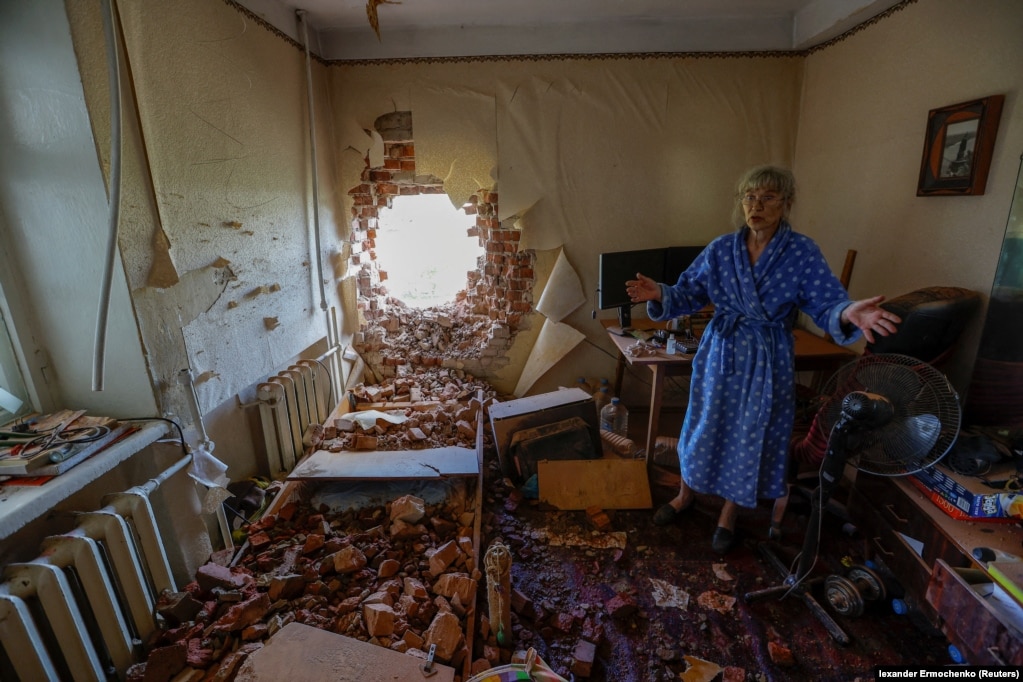 Banorja Viktoria Aksenova, 61 vjeç, numëron dëmet dhe heq mbeturinat brenda banesës së saj, e cila u godit nga bombardimet, në Donjeckun e kontrolluar nga Rusia.