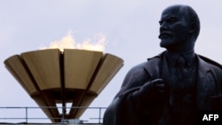 Flacăra Jocurilor Olimpice de la Moscova, din 1980, pe stadionul Lujniki. Tot acolo, dar fără bustul lui Lenin, se vor deschide și Jocurile Prieteniei 2024, concepute de Kremlin ca alternativă la Olimpiada de la Paris. 