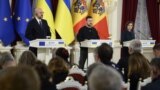 De la stânga la dreapta: Charles Michel, Volodimir Zelenski și Maia Sandu susțin o conferință de presă la Kiev, 21 noiembrie 2023.