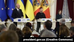 De la stânga la dreapta: Charles Michel, Volodimir Zelenski și Maia Sandu susțin o conferință de presă la Kiev, 21 noiembrie 2023.