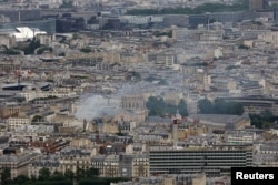 Dim od požara nakon eksplozije u centru Pariza 21. juna 2023.