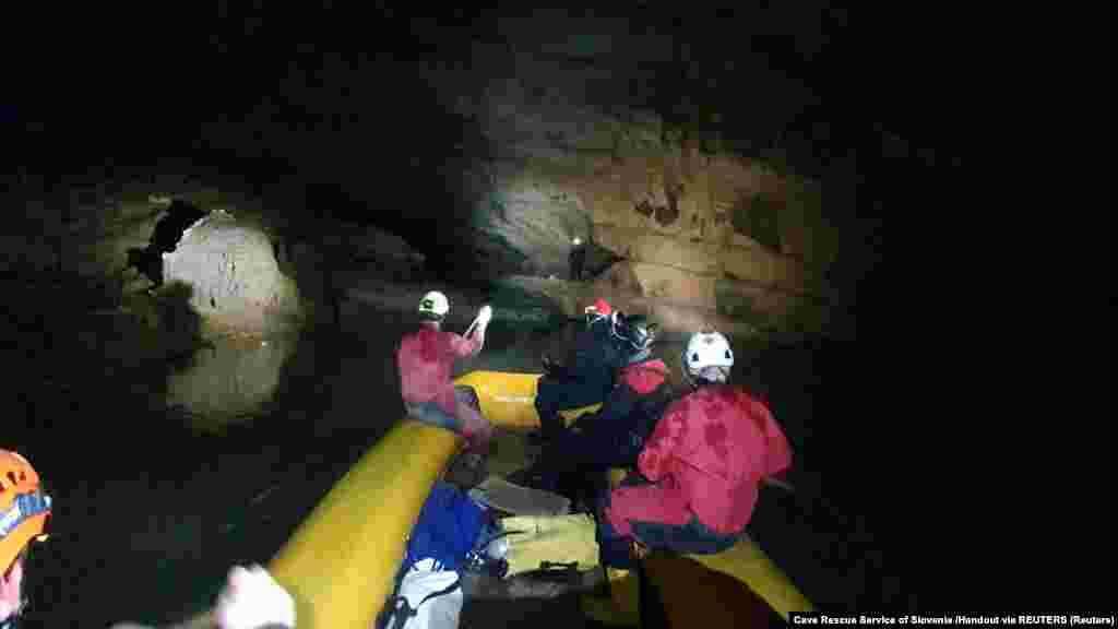 Speciális mentők a szlovéniai Križna-barlangban (Križna jama)&nbsp;rekedt öt ember kimentésére igyekeznek 2024. január 7-én.&nbsp;Két idegenvezető és egy háromtagú család rekedt előző nap&nbsp;a barlangrendszerben, amikor az esőzések miatt megemelkedett a vízszint a barlangban, ami megakadályozta, hogy a csoport elérje a bejáratot