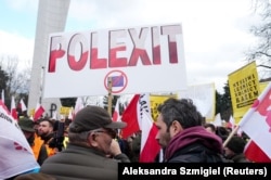 Protestele fermierilor europeni au inclus pe alocuri revendicări politice radicale; demonstranții polonezi cer ieșirea din UE lângă Parlamentul din Varșovia, la 6 martie 2024.