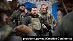 Президент Украины Владимир Зеленский во время посещения военных позиций в Роботине, Запорожская область