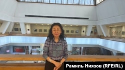 Искусствовед Елизавет Ким на фоне Алматинского художественного музея