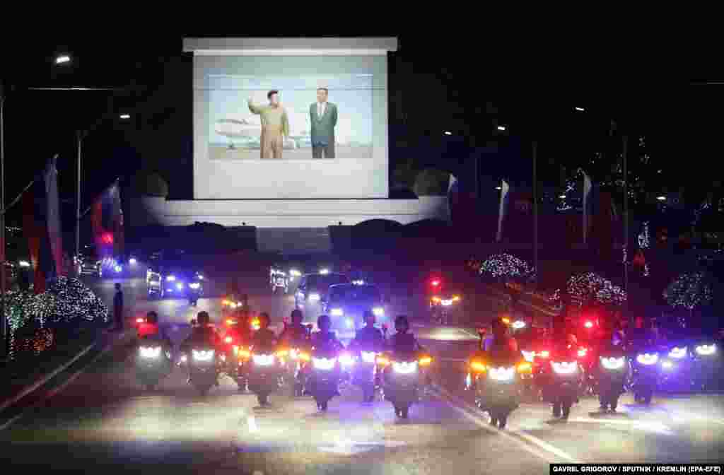 Zajednička povorka limuzina prolazi sjevernokorejskom prijestonicom ukrašena ruskim zastavama i slikama Putina. &nbsp;