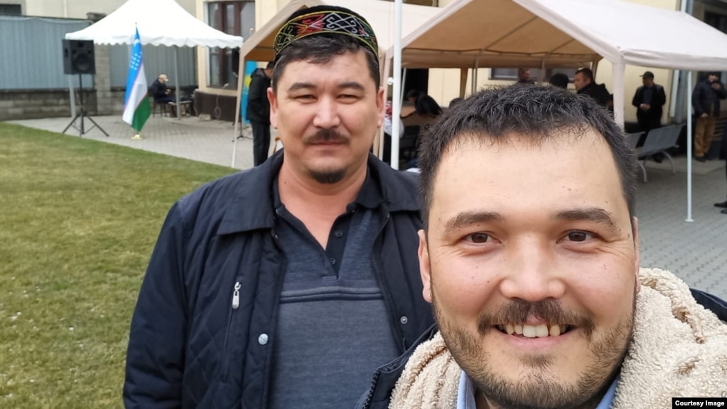 Активисты из Каракалпакстана Акылбек Муратов (справа) и Кошкарбай Туремуратов на праздновании Наурыза. Казахстан, Алматы, 2022 год