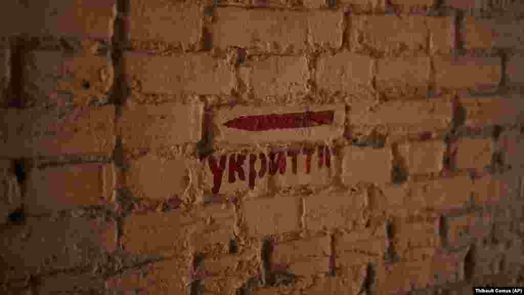 Óvóhely &ndash; olvasható a falon Kijev egyik utcáján