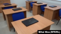 20 de laptopuri noi stau nefolosite pe băncile Școlii Gimnaziale Vlașin (comuna Schitu, județul Giurgiu). Motivul: conexiunea la internet este foarte slabă.