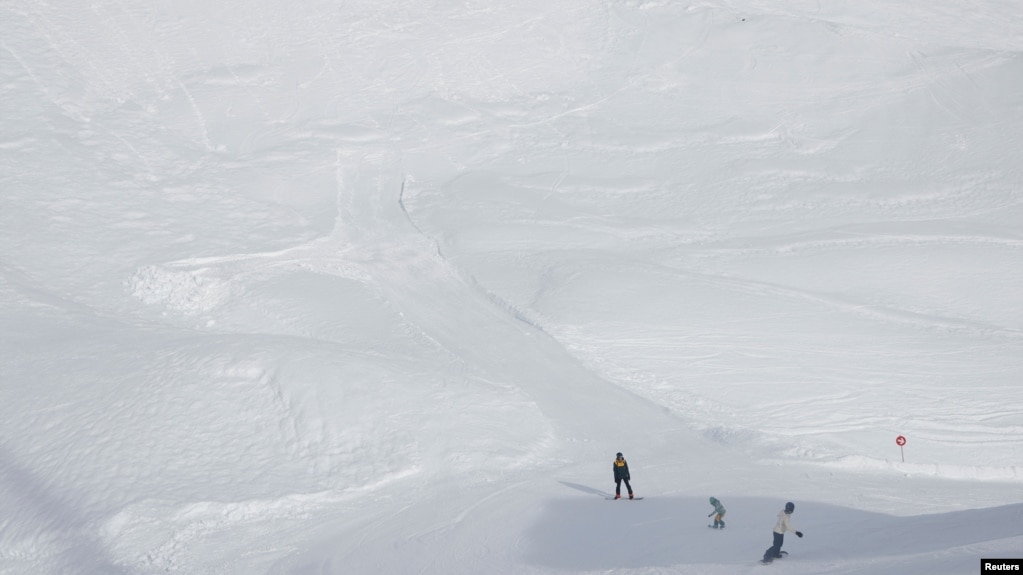 Skiatorët me dërrasa për ski shijojnë borën në malin Hafelekar pranë Insbrukut në Austri, 28 dhjetor 2023.