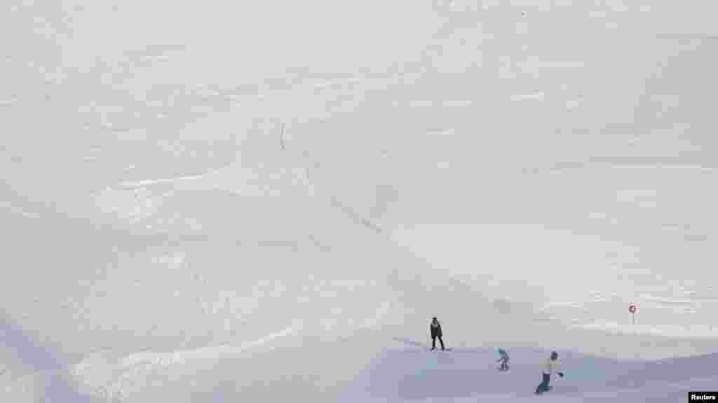 Skiatorët me dërrasa për ski shijojnë borën në malin Hafelekar pranë Insbrukut në Austri, 28 dhjetor 2023.