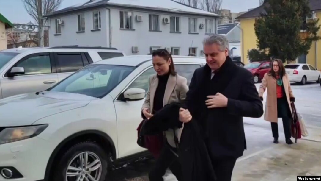 Viceprim-ministrul pentru reintegrare Oleg Serebrian sosește la sediul Misiunii OSCE din Tiraspol unde a avut loc reuniunea reprezentanților politici în procesul de negocieri pentru reglementarea transnistreană.
