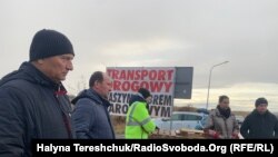 Польскія фэрмэры блякуюць рух грузавікоў у кірунку пункту пропуску «Шэгіні»