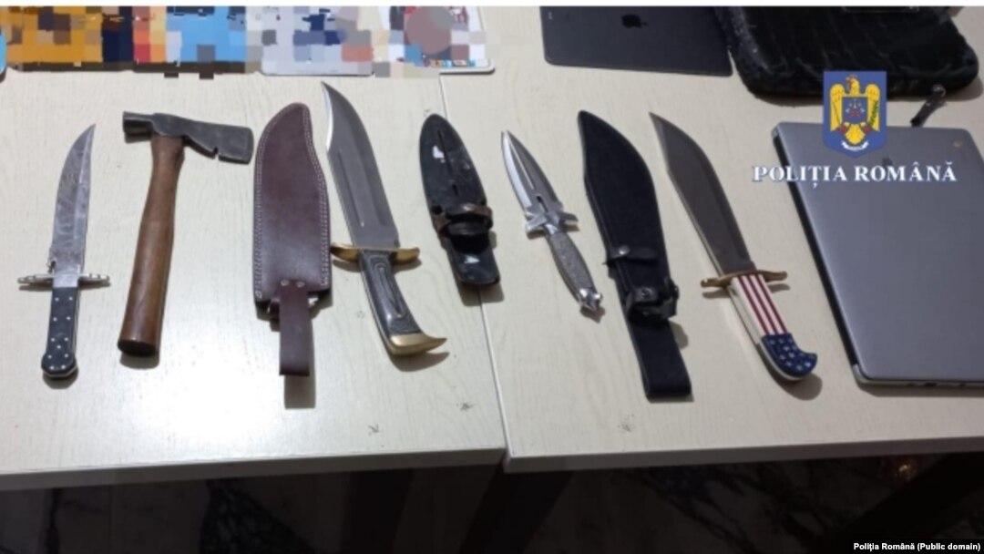 La percheziții, polițiștii au descoperit și confiscat inclusiv arme albe.