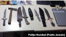 La percheziții, polițiștii au descoperit și confiscat inclusiv arme albe.