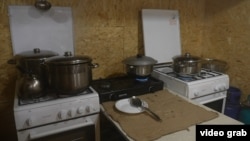 Підземна кухня з витяжкою та горячою водою