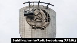 Во время демонтажа герба СССР со щита монумента «Родина-мать», вместо которого установят герб Украины. Киев, Украина 30 июля 2023 года