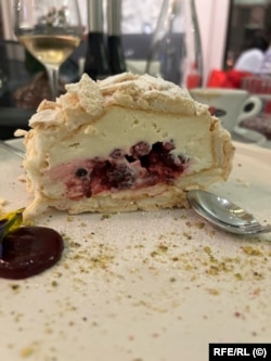 Pavlova, un desert la modă, făcut din bezea cu mascarpone, frișcă și fructe.