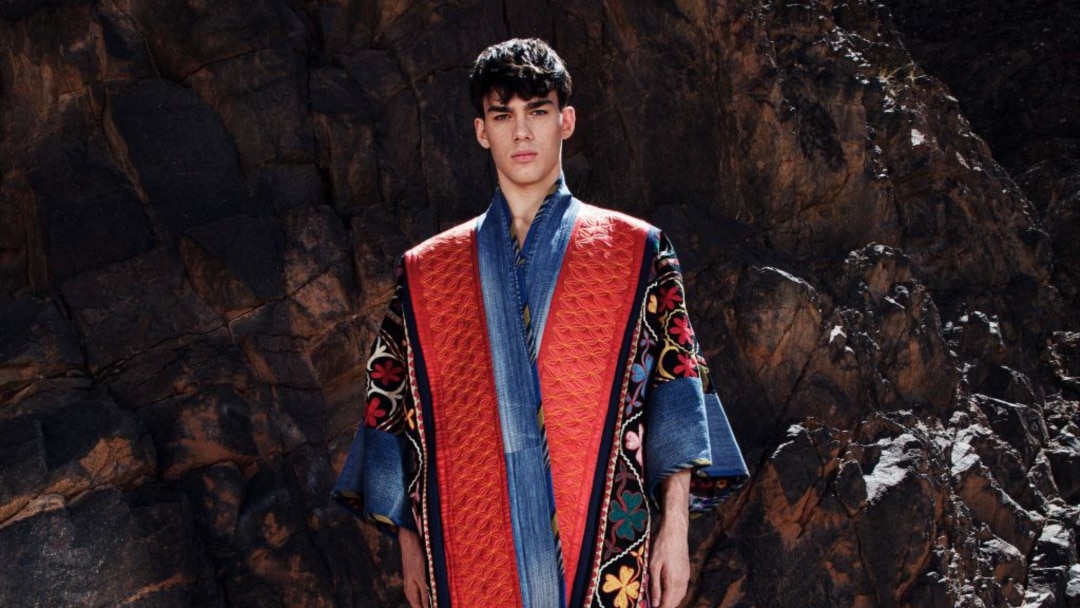 Олар қыздардың суретіне түсіп жатыр