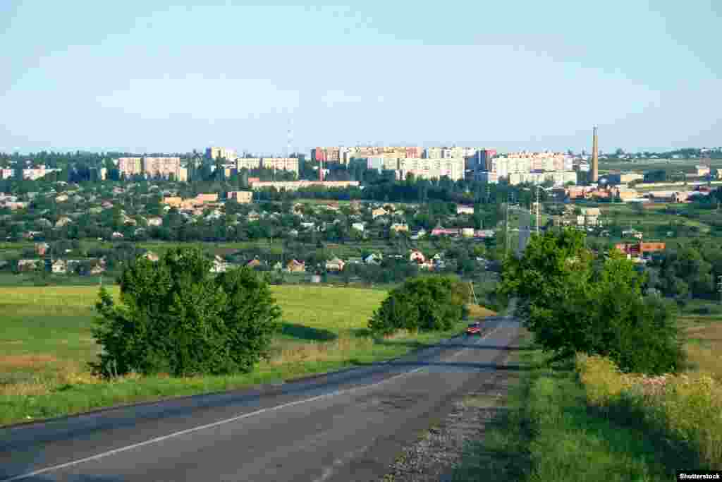 До: недатована фотографія Бахмуту, що на сході Донецької області України, до повномасштабного вторгнення Росії в Україну 24 лютого 2022 року. Тоді у місті проживали 70 тисяч людей. Після: Бахмут у червні 2023 року